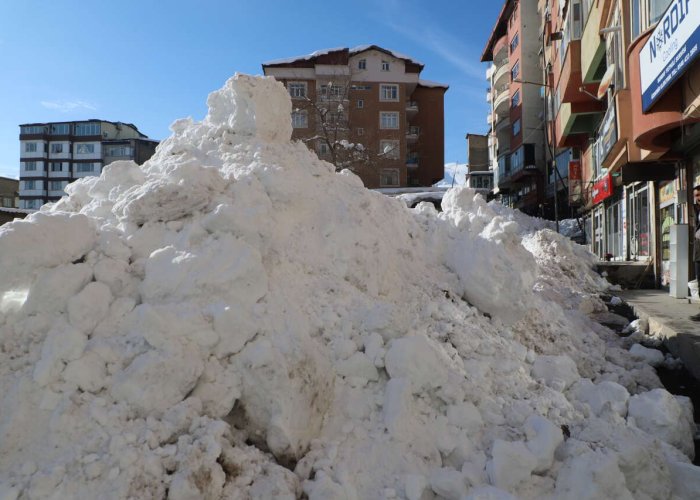 Hakkari'de kar dağları ile mücadele sürüyor