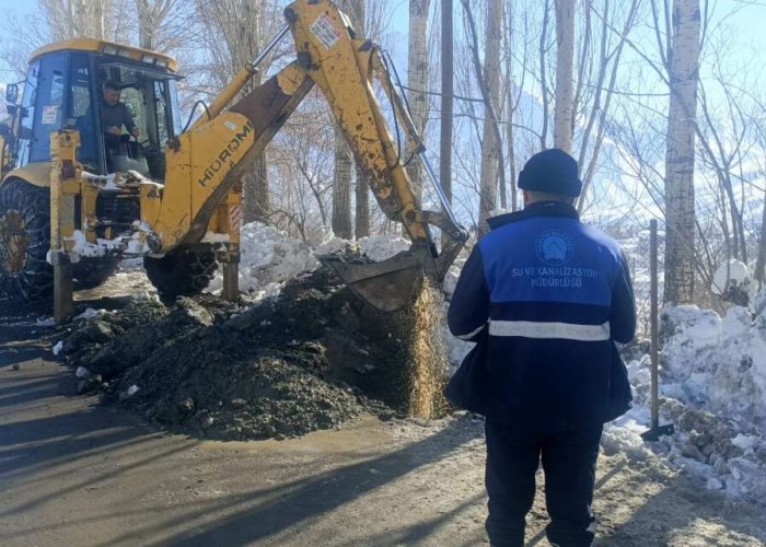 Kanalizasyon arıza ekibinden zorlu kış mesaisi