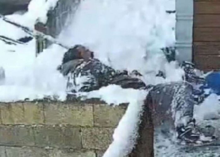 Hakkari’de üzerine çatı karı düşen Aksu yaralandı