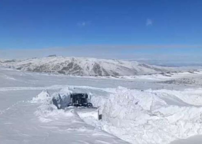 İş makineleri boyunu aşan kar tünelleri oluştu