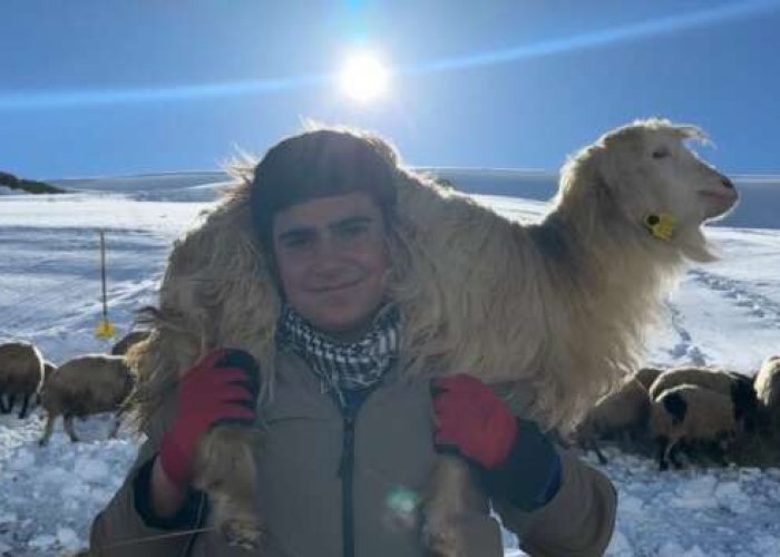 Çetin kış şartlarında çiftçilerin zorlu mesaisi sürüyor