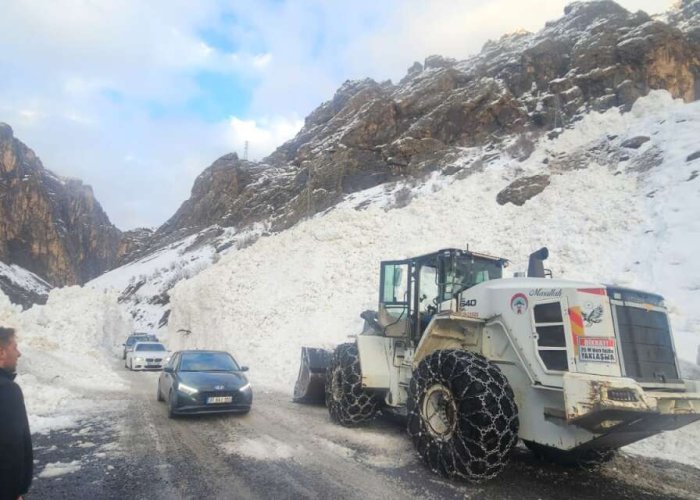 Hakkari-Çukurca yoluna çığ temizlendi