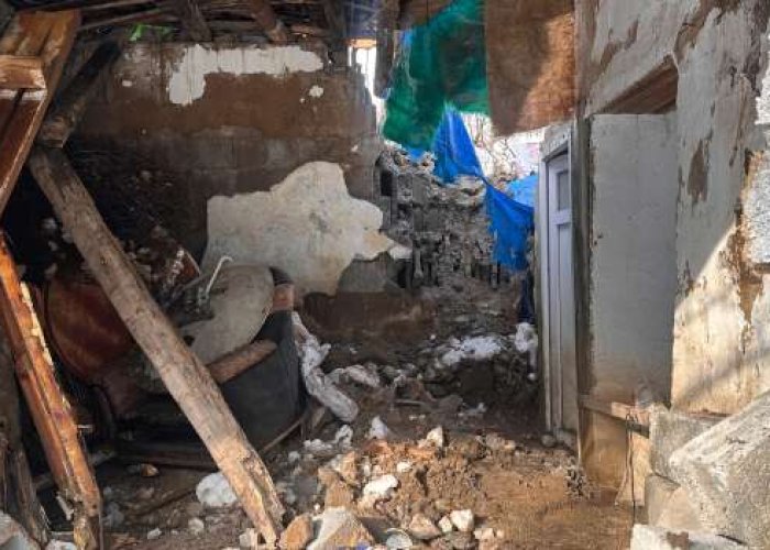 Ağaçdibi Köyünde ev kaya altında kaldı