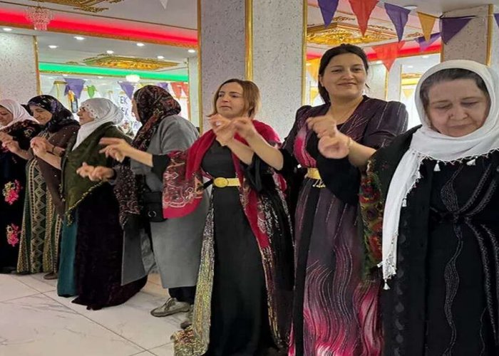 Kadınlar 8 Mart'ı Halaylarla Kutladı