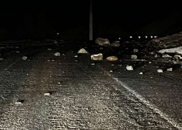 Hakkari–Çukurca Yolunda Kaya Düşmesi Paniğe Neden Oldu