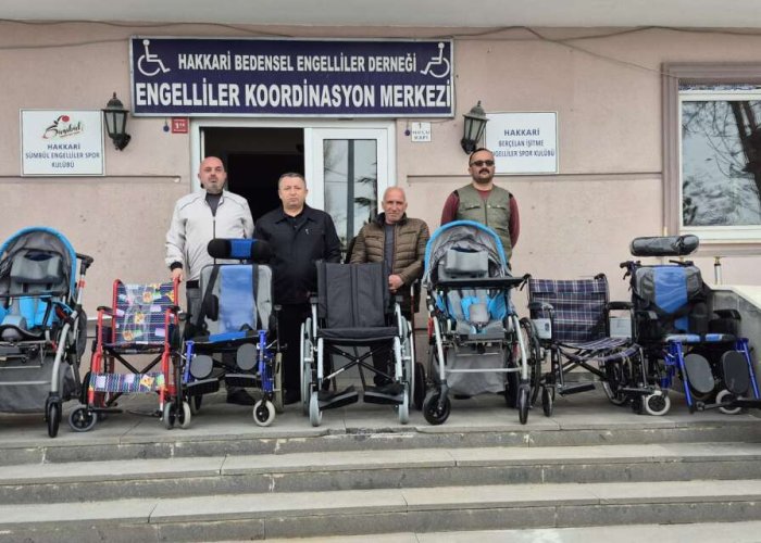 Bedensel engeliler derneğinden toplu sandalye dağıtımı