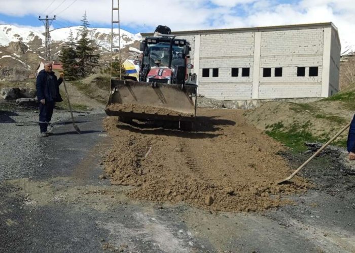 Hakkari'de çöken yollar onarılıyor
