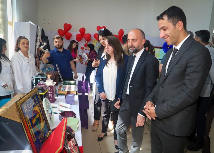 Çukurca’da Halk Eğitimi Merkezi yıl sonu sergisi açıldı