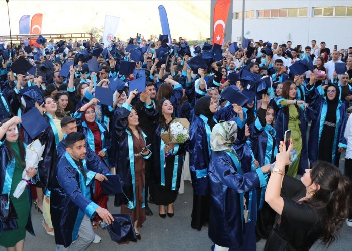 Hakkari Üniversitesi 2026 mezunlarını uğurladı