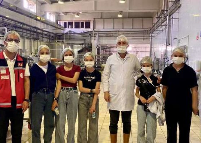 Yüksekova'da çocuklara süt fabrikasına eğitici gezi
