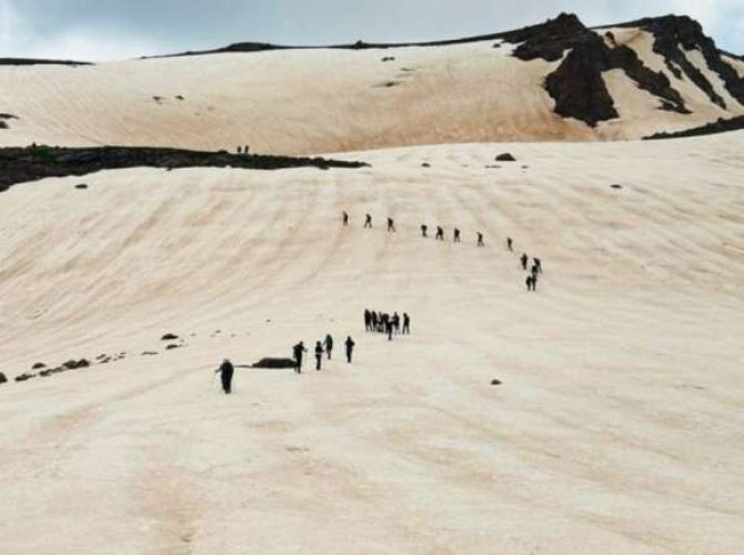 Hakkari'de yaz ortasında kış manzarası