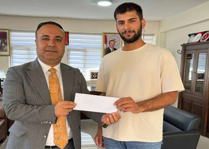 Başkan Çiçek’ten başarılı öğrenciye 100 bin TL eğitim desteği