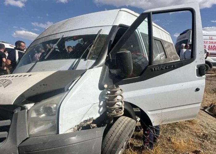 Yüksekova’da minibüs kazası: 6 yaralı