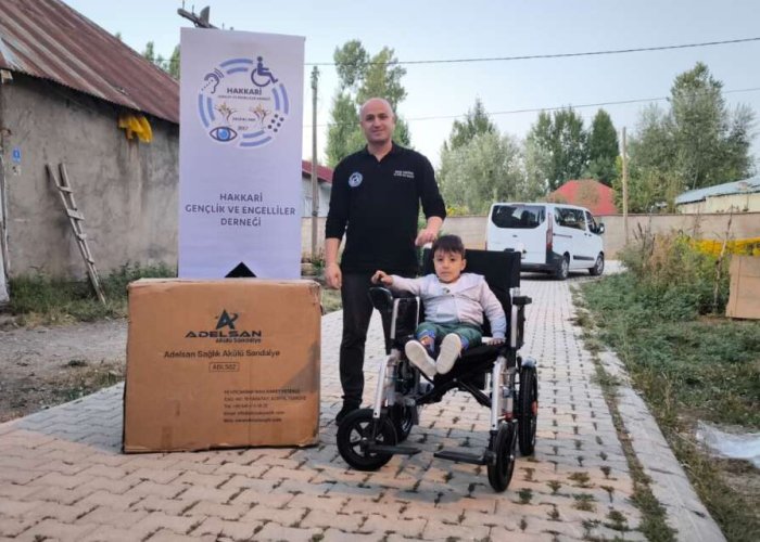 Hakkari’de 2 özel Gereksinimli öğrencinin yüzü akülü araçla güldü