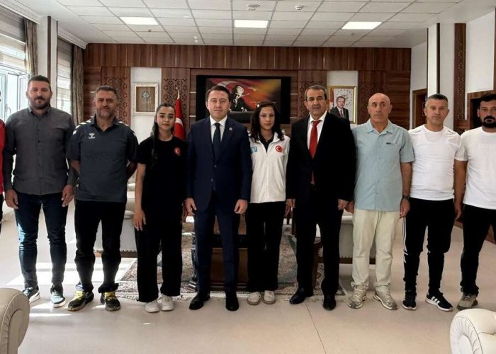 Milli kayakçılar başarılarını Kaymakam Hülür’le paylaştı