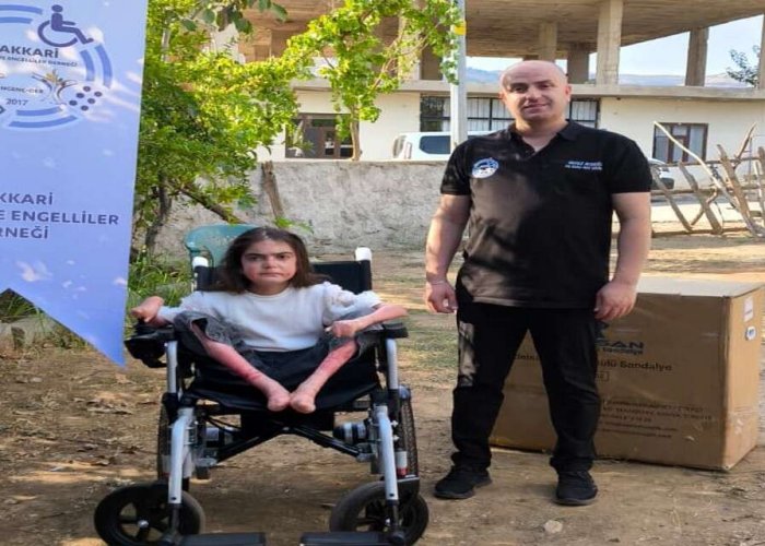 Derecik’te Kelebek Hastalığıyla Mücadele Eden Çiçek’e Akülü Araç Desteği