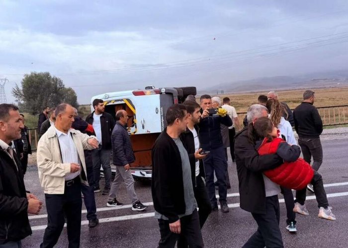 Yüksekova'da okul servisi devrildi 3 yaralı