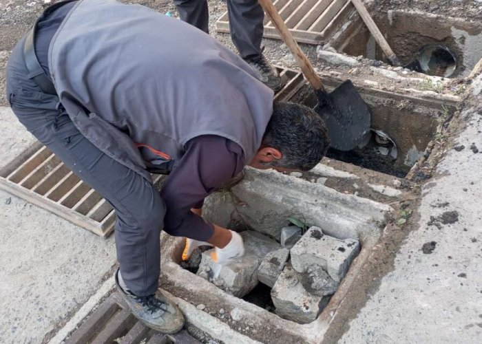 Hakkari’de mazgallar yağışlara karşı temizleniyor