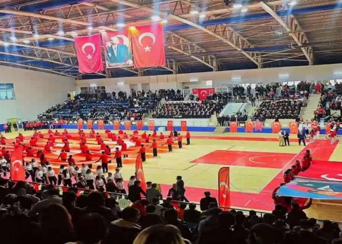 Hakkari’de Cumhuriyet coşkusu salonlara taştı