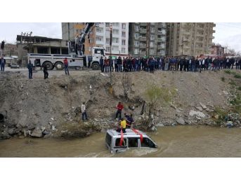 Yüksekova'da araç dereye uçtu: 2 yaralı