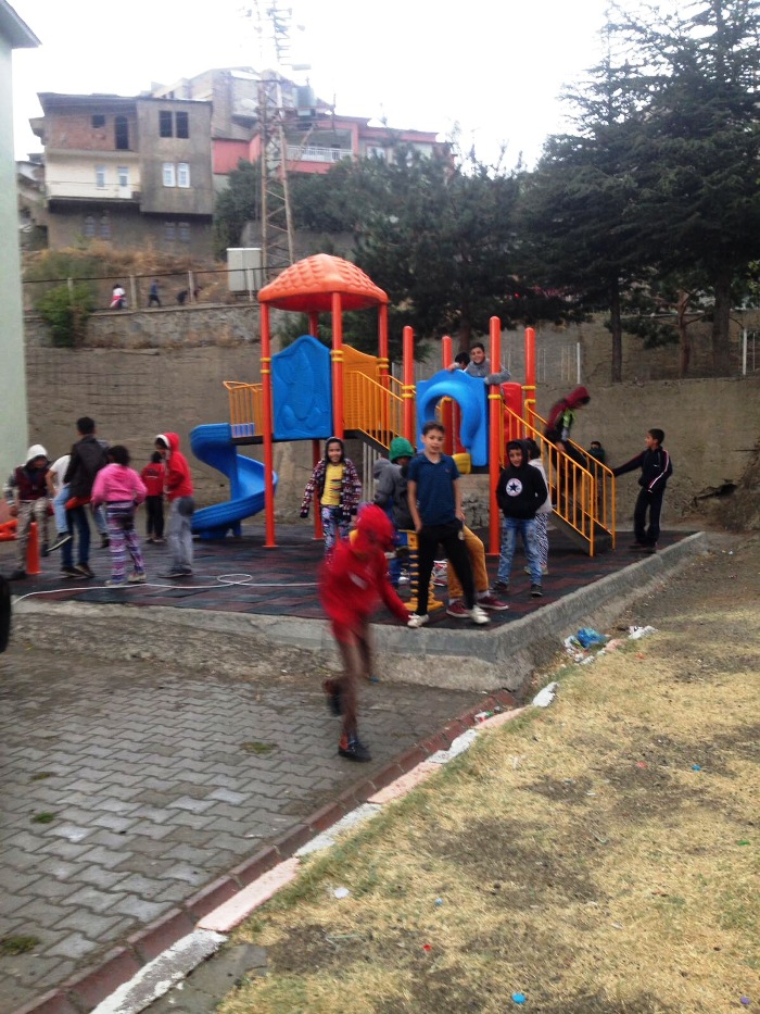 Yağmurlu Havaya Rağmen Çocuklar Oyun parklarından Vazgeçmiyor