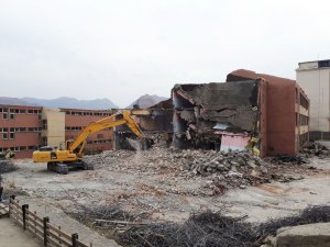 Hakkari’de Eski Okul Binaları Yıkılyor