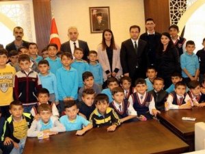İstanbul gezisinden dönen öğrencilerden Vali Toprak’a ziyaret