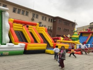 Hakkarili çocuklar için 29 Ekim’e özel oyun grubu parkı kuruldu