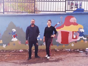 Okul Duvarı Fedakar Öğretmenlerin Elinde Resim Tuvaline Döndü