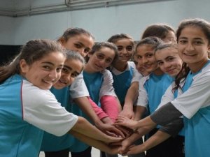 Köy okullarında okuyan kız öğrenciler sporla tanıştı