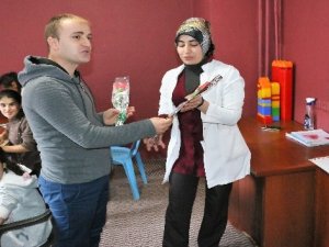 Hakkari Gençlik ve Engelli Derneğinden engellilere gül dağıtımı