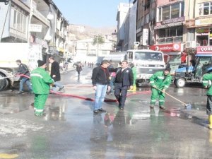 Hakkari çarşısı fırça ve çekpaslarla temizlendi