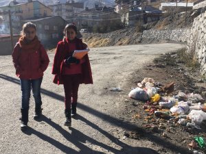 ÇOCUKLARIN YAŞAM ALANI ÇÖPLERLE DOLU