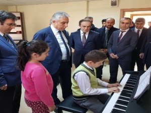 Vali Toprak, öğrencilerin bilimsel çalışmalarını inceledi