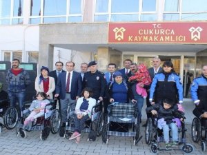 Polisten 10 engelliye tekerlekli sandalye