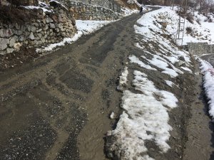 HAKKARİ’DE YOLLAR DERE YATAĞINA DÖNDÜ