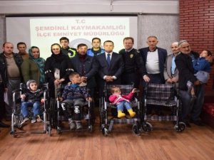 Polisten 5 engelliye tekerlekli sandalye