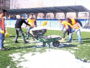 Merzan Futbol Sahası kardan temizlendi