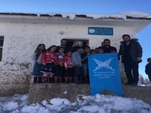 Şemdinli’de köy okulu öğrencilerine giyim ve kırtasiye yardımı