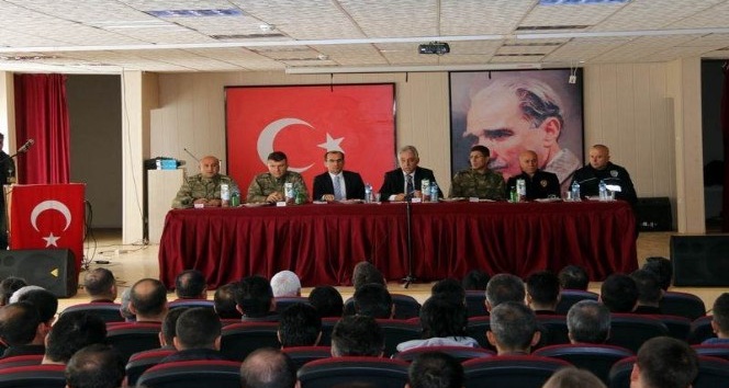 Vali Toprak Çukurca’da muhtarlar toplantısına katıldı