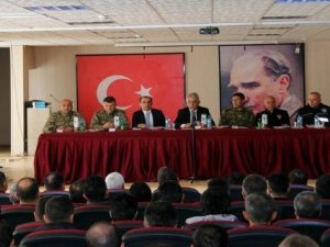 Vali Toprak Çukurca’da muhtarlar toplantısına katıldı