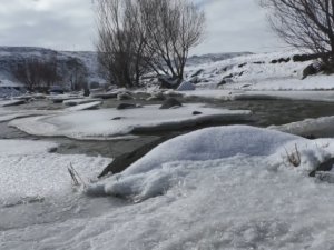 Ağrı’da şelale ve dere dondu