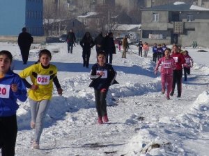 Kars’ta eksi 15 derecede bayıltan koşu