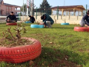 Çöpe gidecek lastiklerle yurtlarını güzelleştirdiler