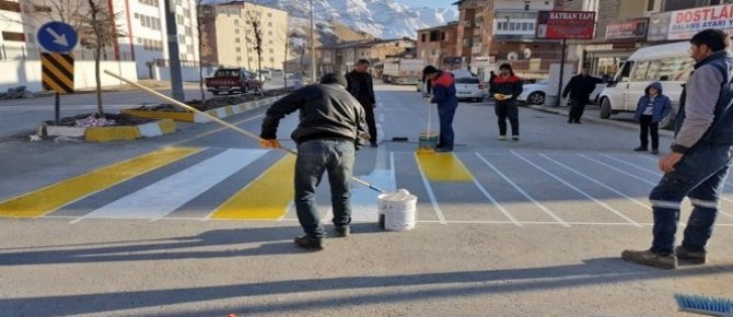 Hakkari Belediyesi yol çizgi uygulaması başlattı