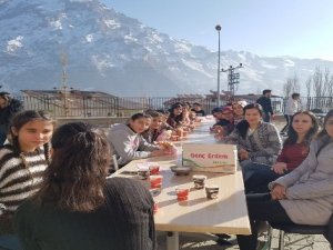 Karlı Sümbül Dağı manzaralı piknik keyfi