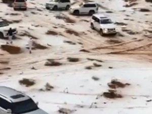 Birleşik Arap Emirlikleri’nde çöle kar yağdı