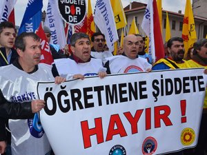 Öğretmenlere şiddet protesto edildi