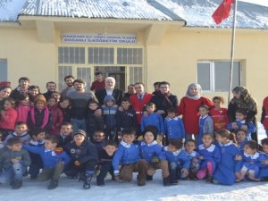 Yolum Seninle Güzel Projes ile 1600 öğrenciye bot ve giyim yardımı yapıldı