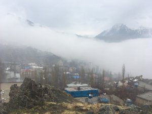 HAKKARİ'Yİ SİS KAPLADI